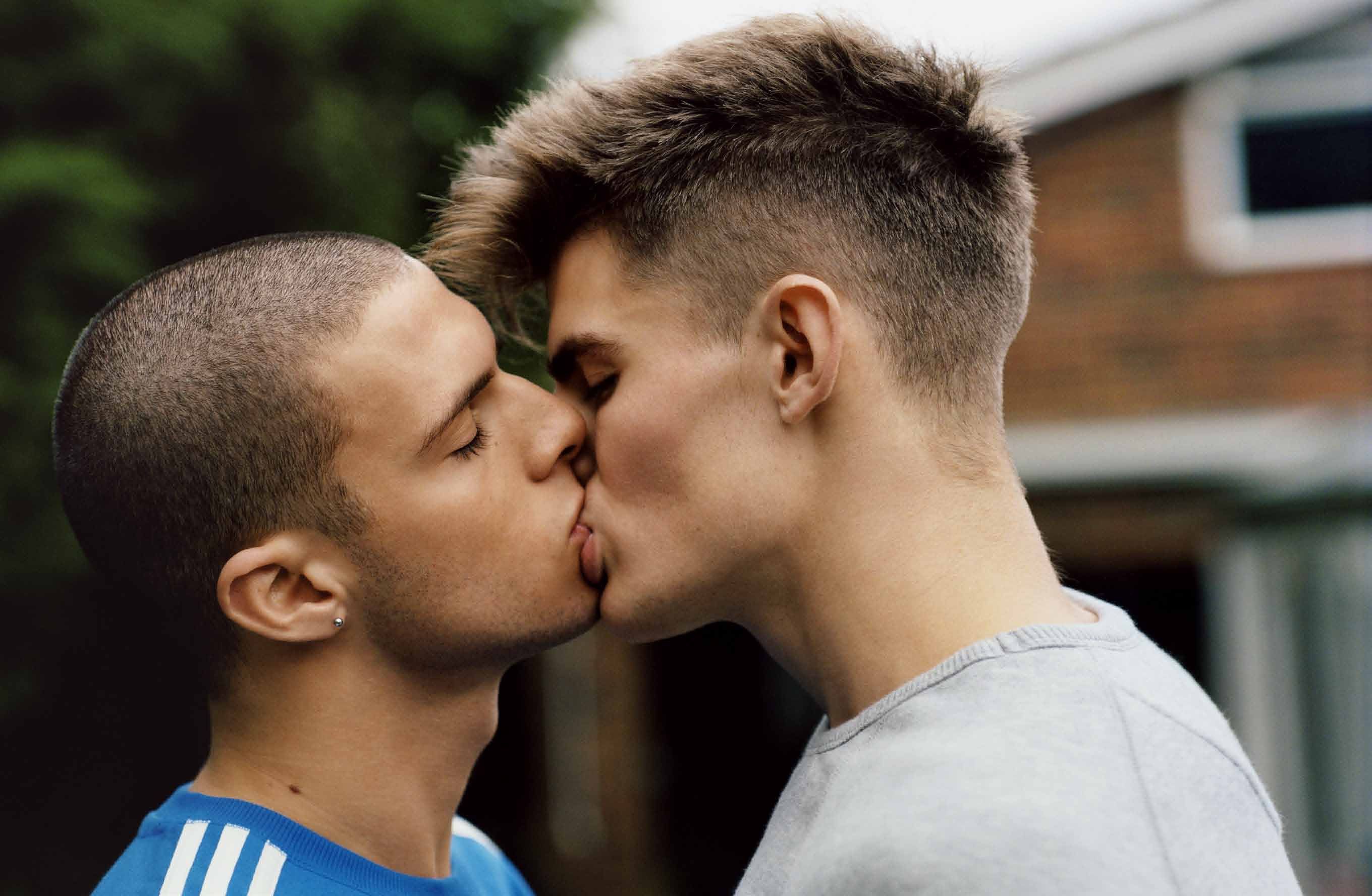 красивые гей парни целуются фото 18